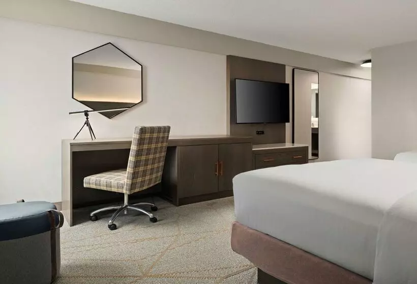 هتل Doubletree By Hilton Pittsburgh Airport