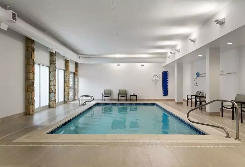 هتل Doubletree By Hilton Pittsburgh Airport