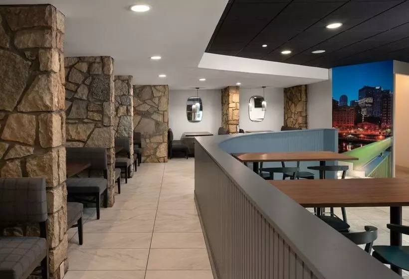 هتل Doubletree By Hilton Pittsburgh Airport