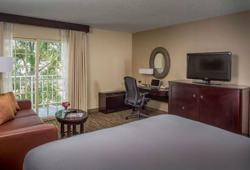 هتل Doubletree Raleigh Durham Airport At Research Triangle Park