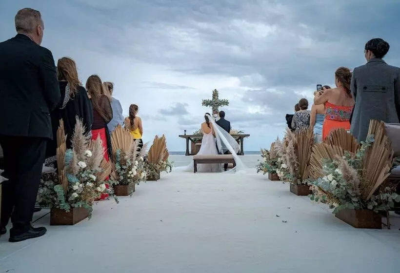 Guaycura Boutique Hotel, Beach Club & Spa