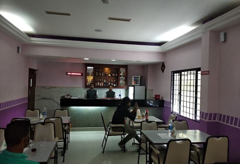 ホテル Issacs Residency