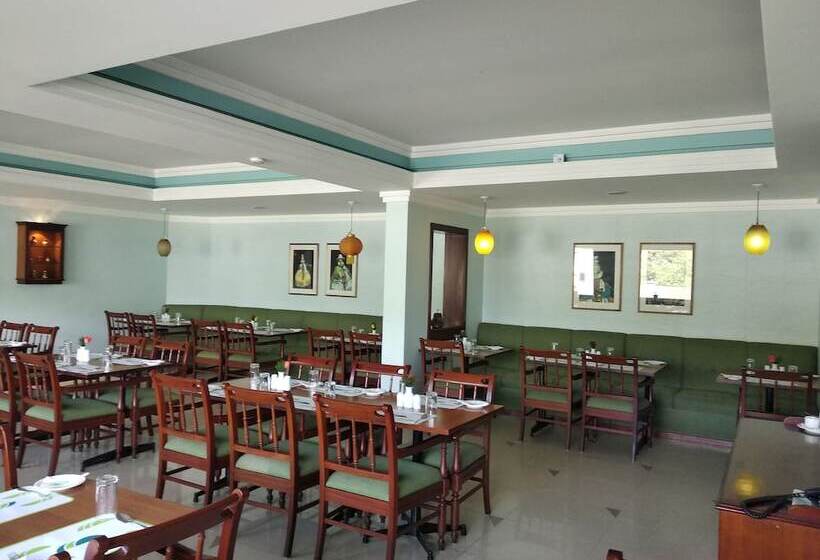 ホテル Issacs Residency