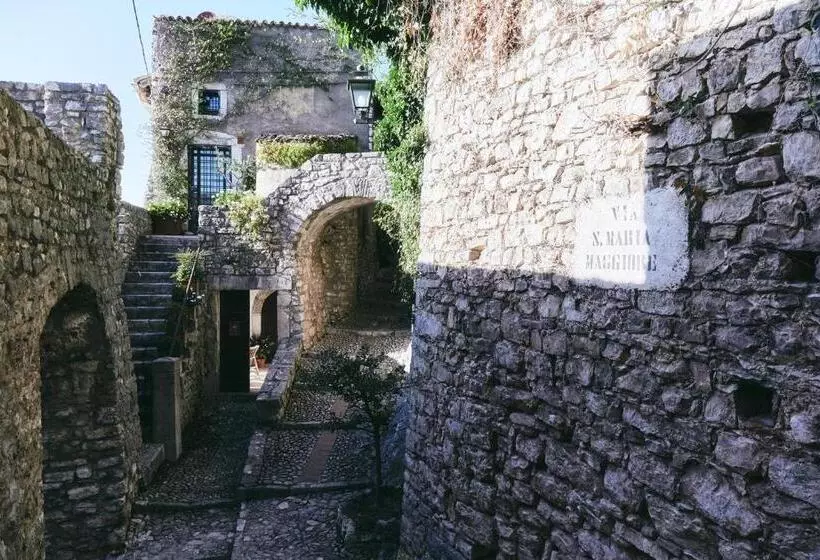 ホテル Albergo Diffuso Crispolti