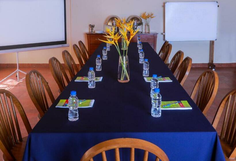 Отель The Estate Resort , Mangalore