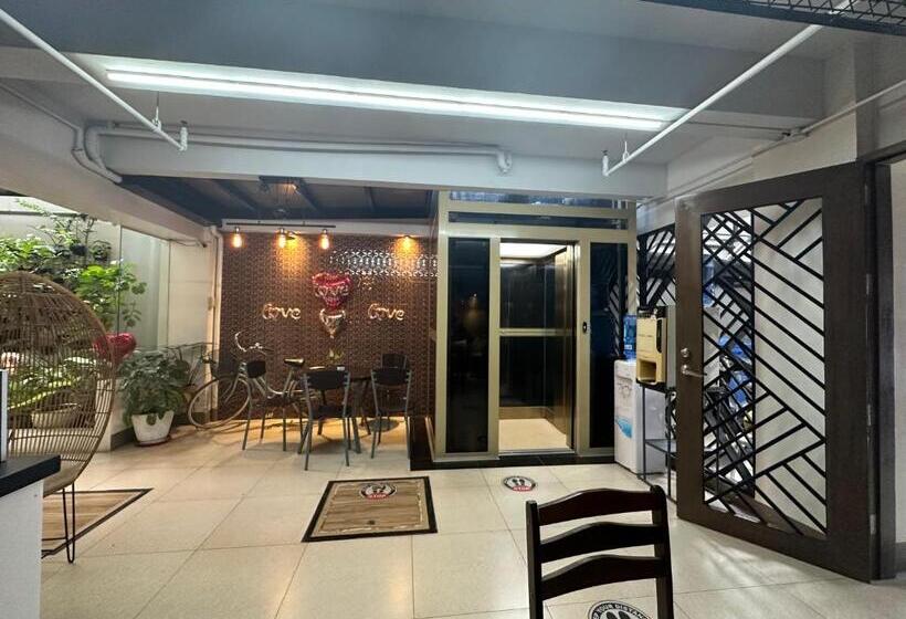 בית מלון כפרי Cornerstone Manor Inn