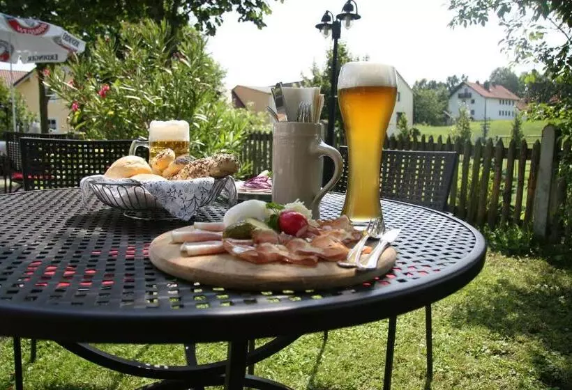 Hotelli Gasthaus Zur Linde