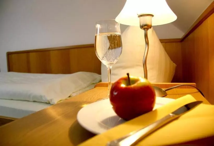 Hotelli Gasthaus Zur Linde