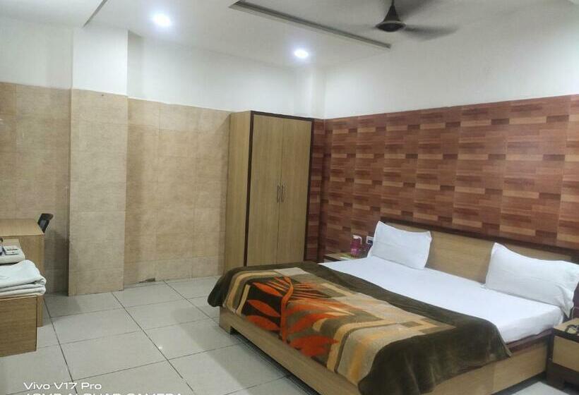 Hotel Raj Tirath Niwas