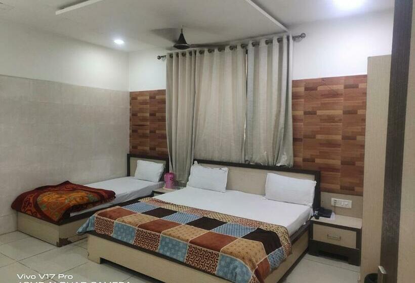 Hotel Raj Tirath Niwas