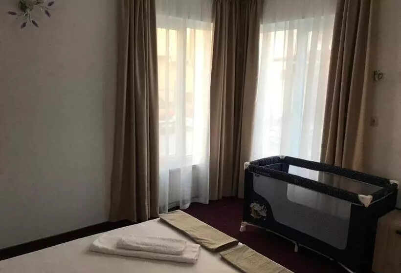 ペンション Guest House Theona