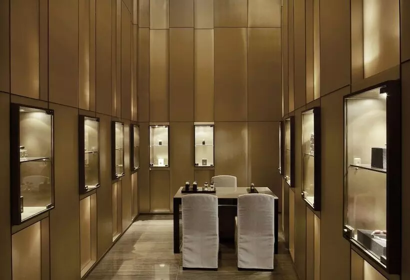 Armani Hotel Dubai, Burj Khalifa