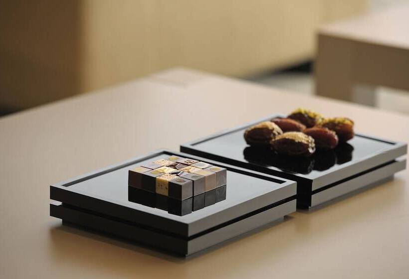 Armani Hotel Dubai, Burj Khalifa