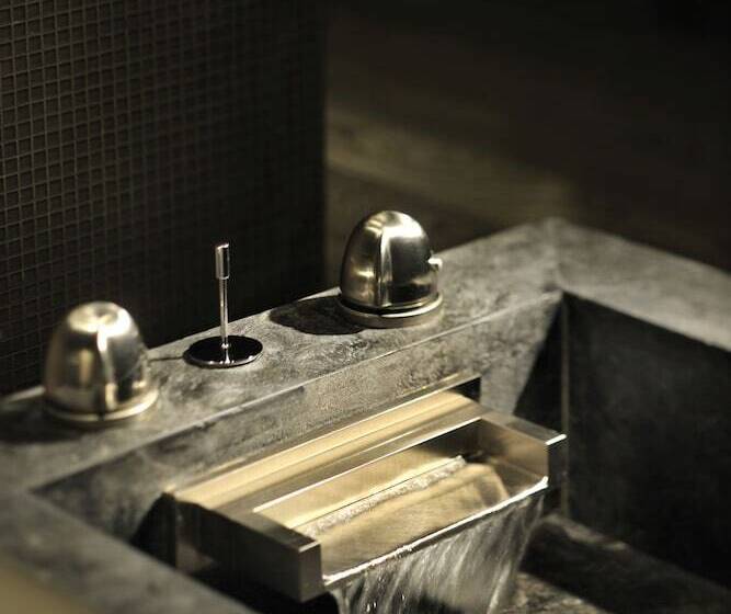 Armani Hotel Dubai, Burj Khalifa