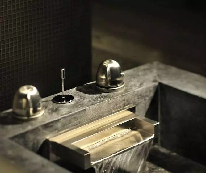 Armani Hotel Dubai, Burj Khalifa