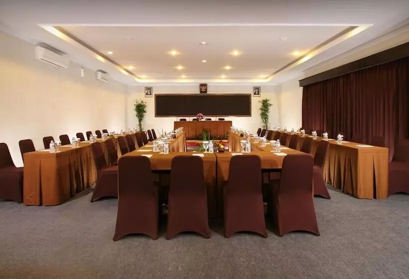 Отель Cakra Kusuma