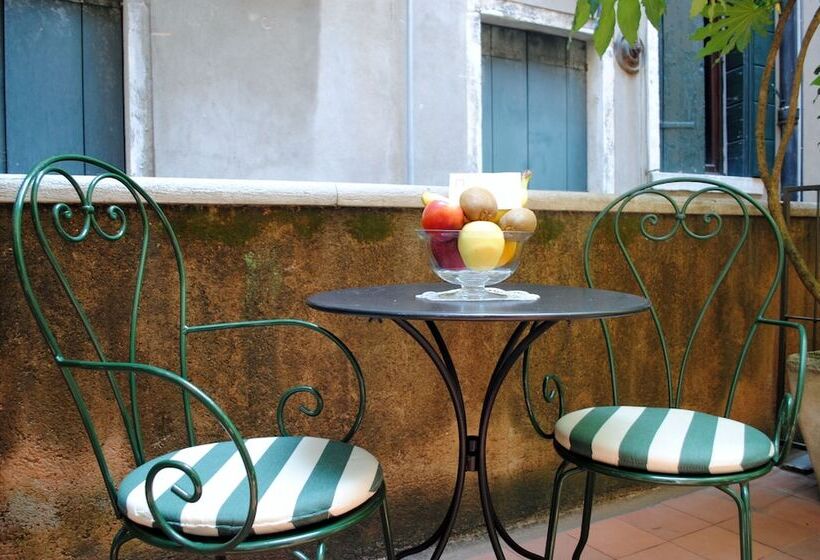 هتل Palazzo Del Giglio