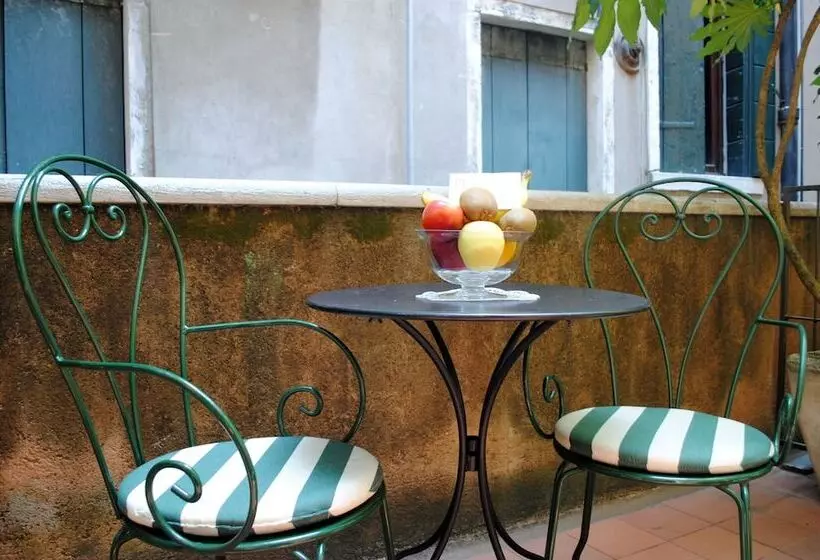 هتل Palazzo Del Giglio