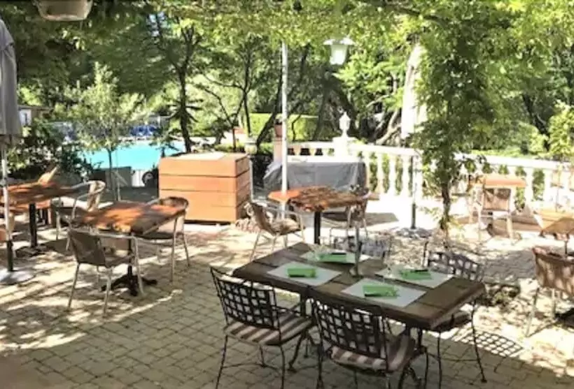 Hotelli Les Bastides De Chanteraine