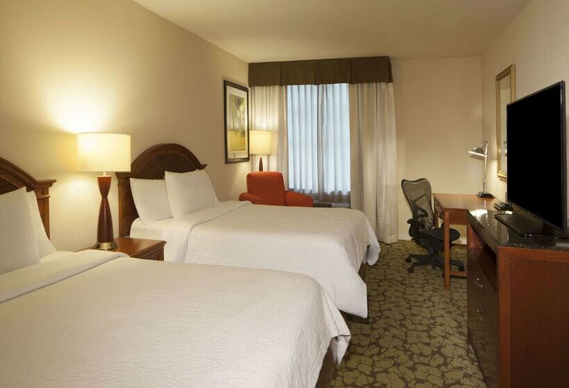 בית מלון כפרי Hilton Garden Inn Virginia Beach Town Center