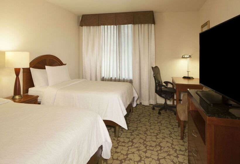 בית מלון כפרי Hilton Garden Inn Virginia Beach Town Center