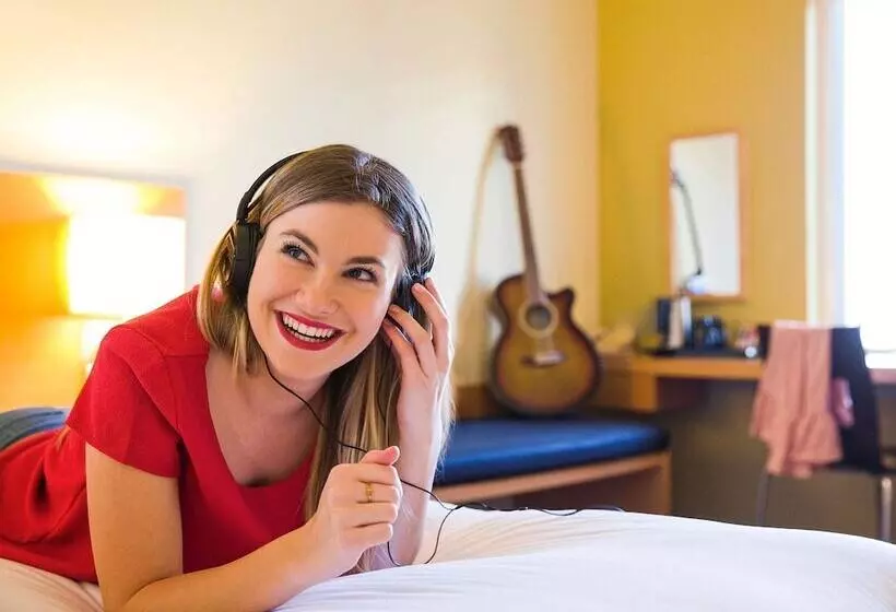 Отель Ibis Al Rigga