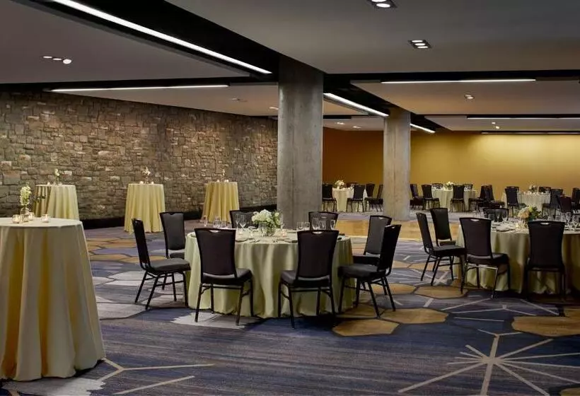 Отель Lancaster Marriott At Penn Square