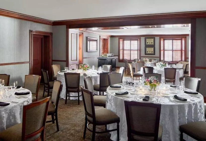 Отель Lancaster Marriott At Penn Square