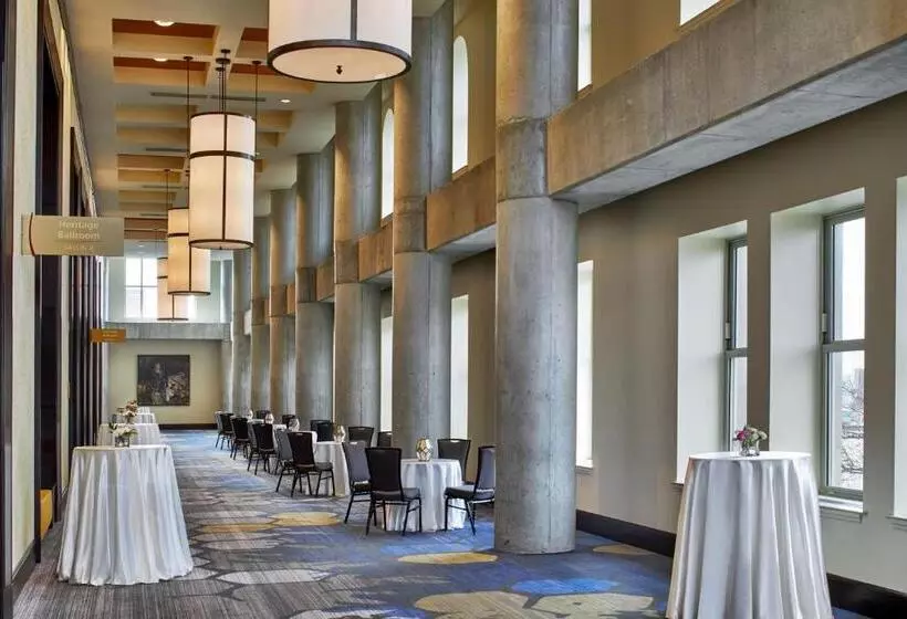 Отель Lancaster Marriott At Penn Square