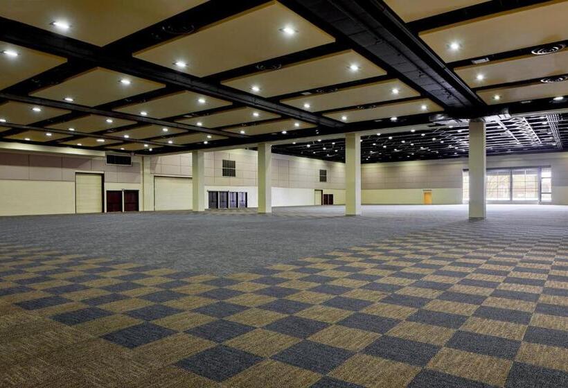 فندق Lancaster Marriott At Penn Square