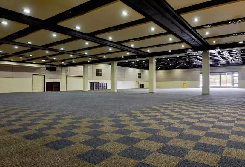 Отель Lancaster Marriott At Penn Square