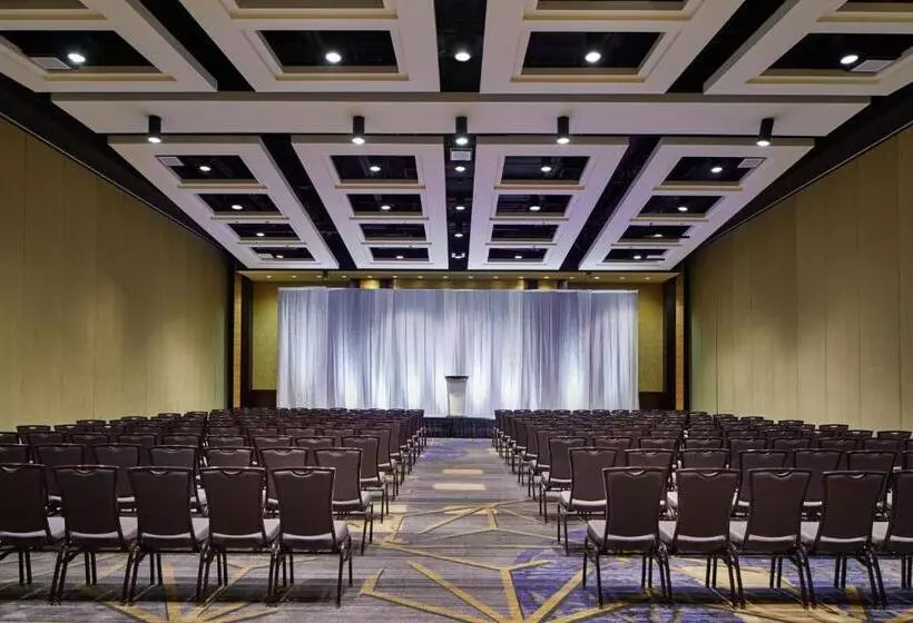 Отель Lancaster Marriott At Penn Square