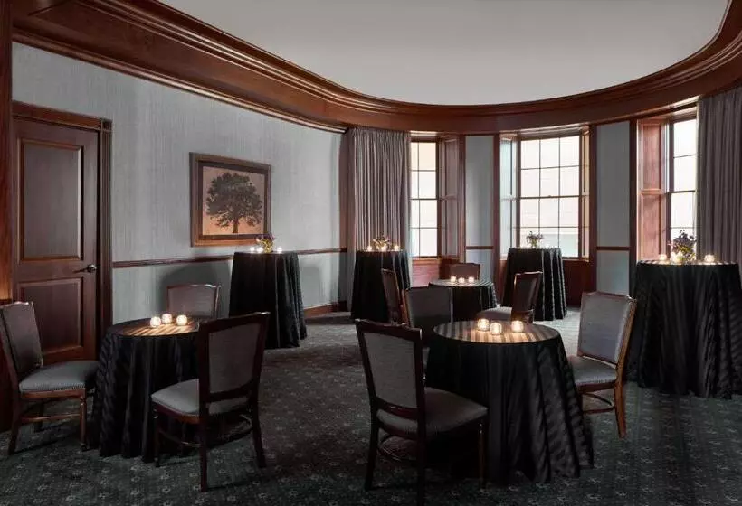 Отель Lancaster Marriott At Penn Square