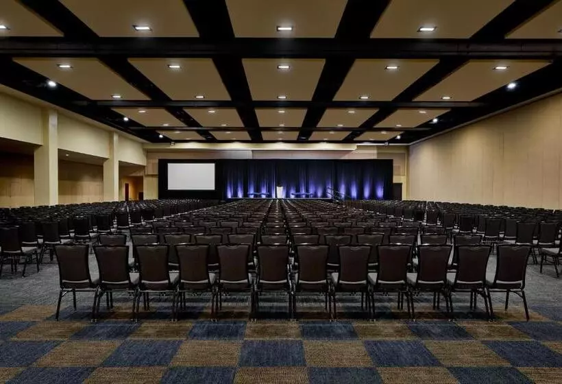 Отель Lancaster Marriott At Penn Square