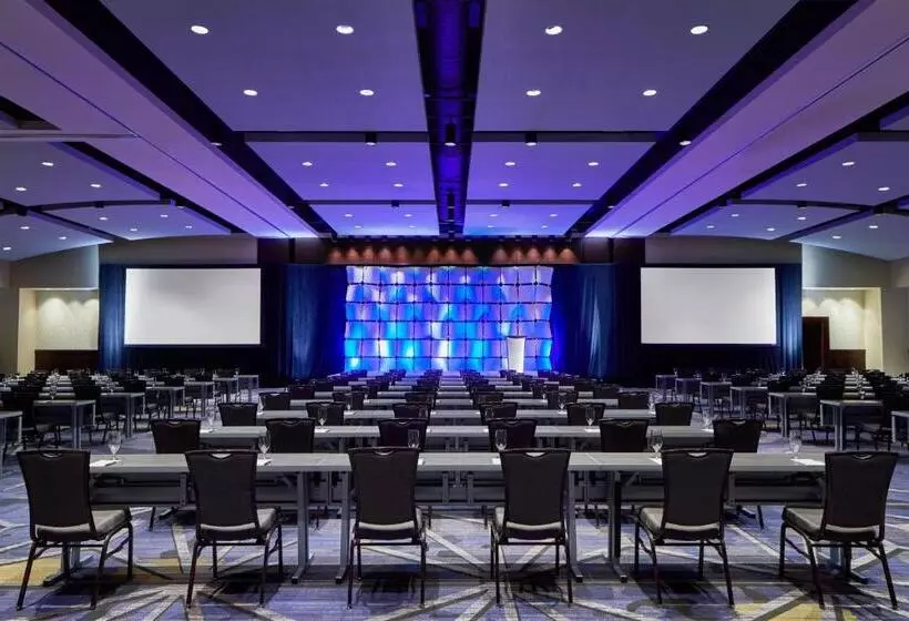 Отель Lancaster Marriott At Penn Square