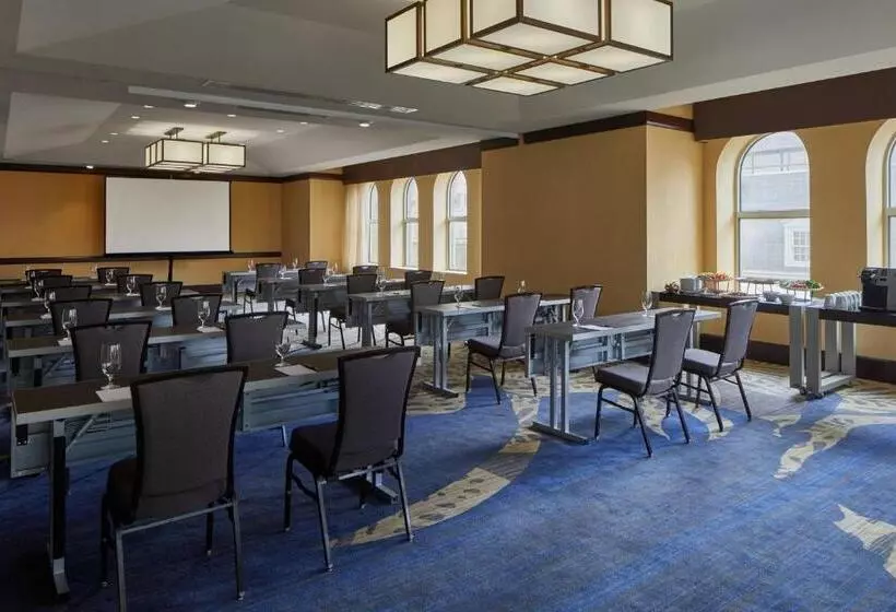 Отель Lancaster Marriott At Penn Square