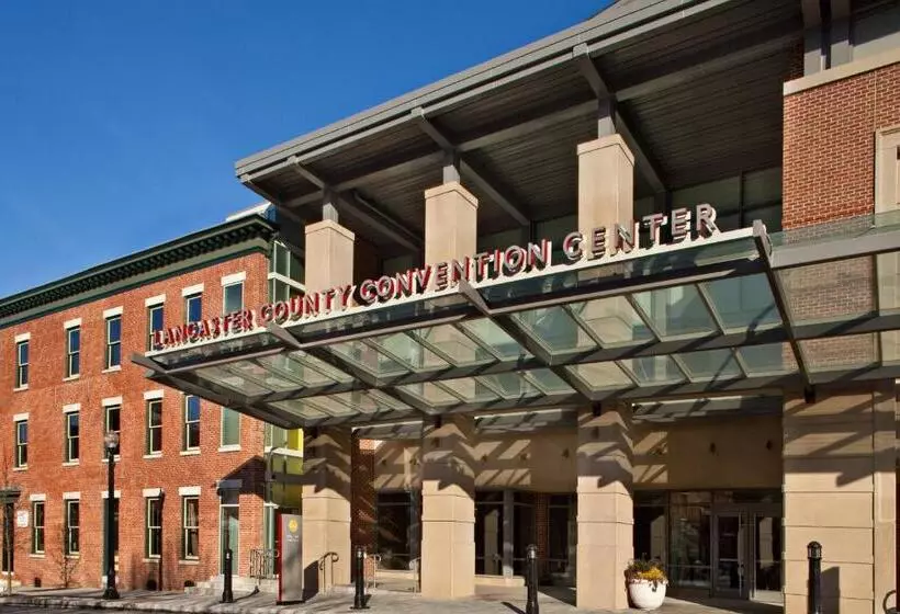 Отель Lancaster Marriott At Penn Square