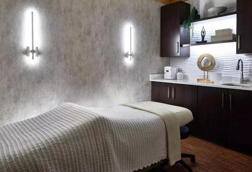 Отель Lancaster Marriott At Penn Square