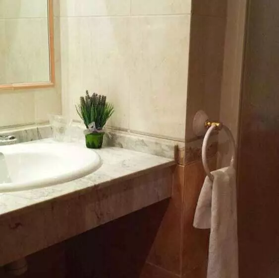 Hostal Valdepeñas By Bossh Hotels