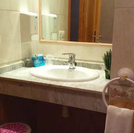 Hostal Valdepeñas By Bossh Hotels