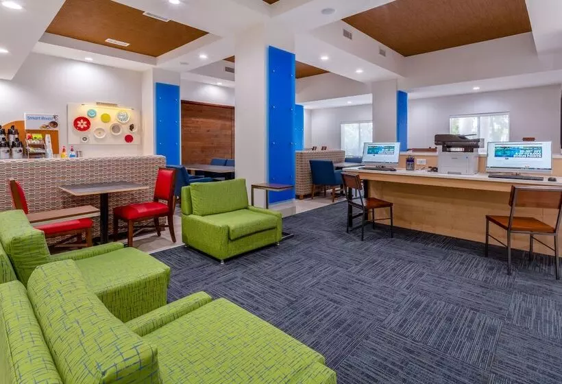 Отель Holiday Inn Express Arrowood, An Ihg