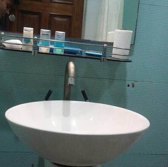 The Pearl Hotel, Kolkata