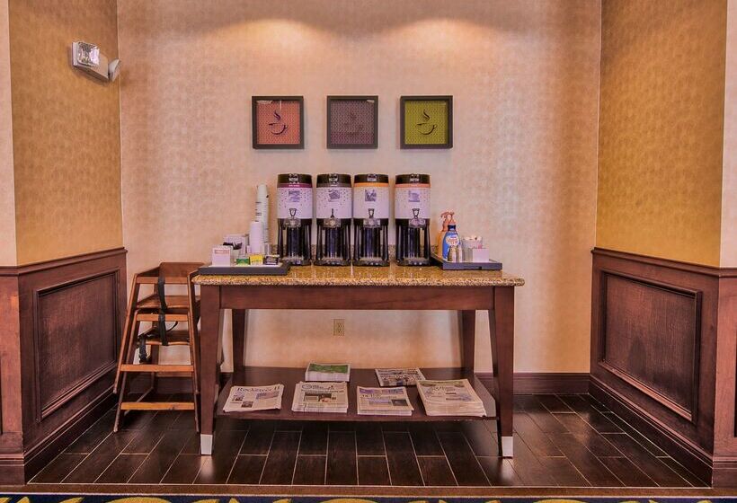 Отель Hampton Inn & Suites Ridgecrest