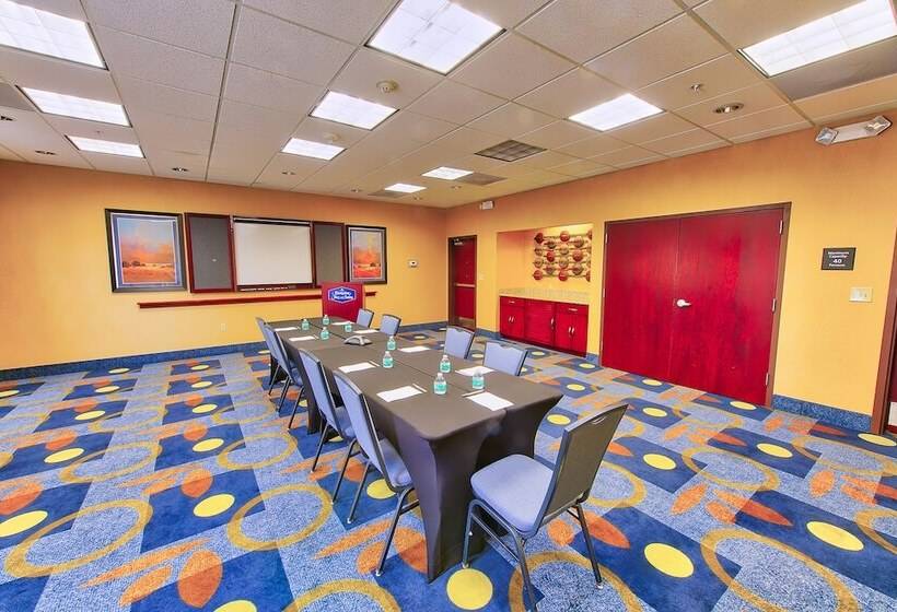 Отель Hampton Inn & Suites Ridgecrest