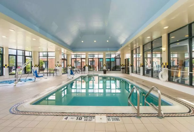 هتل Hilton Garden Inn Fishkill