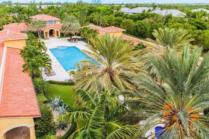 استراحتگاه The Tuscany On Grace Bay