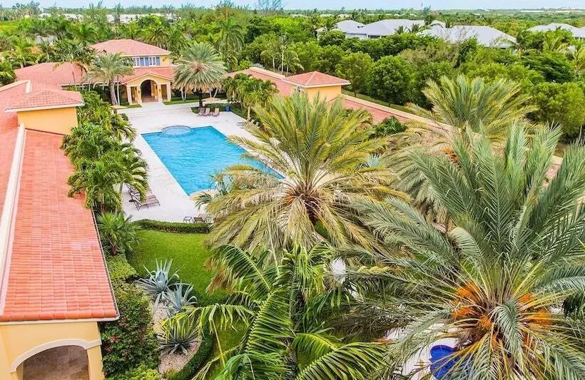 استراحتگاه The Tuscany On Grace Bay