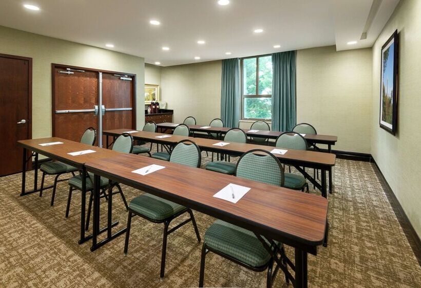 Отель Hampton Inn & Suites National Harbor   Alexandria Area