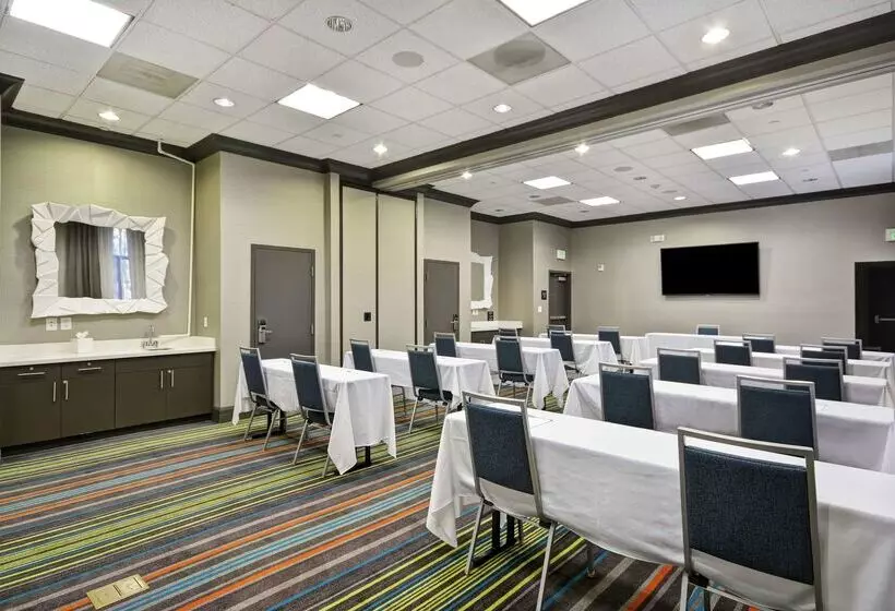 هتل Hampton Inn & Suites Los Angeles Burbank Airport