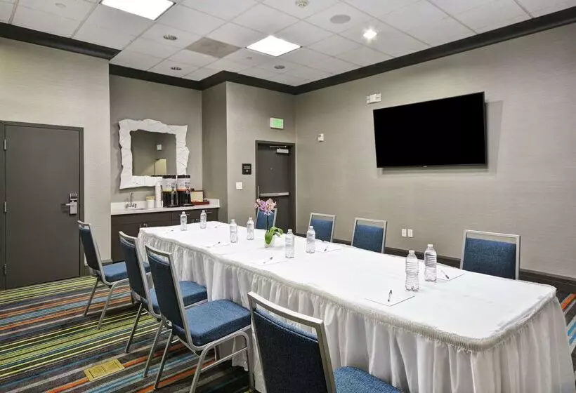 هتل Hampton Inn & Suites Los Angeles Burbank Airport